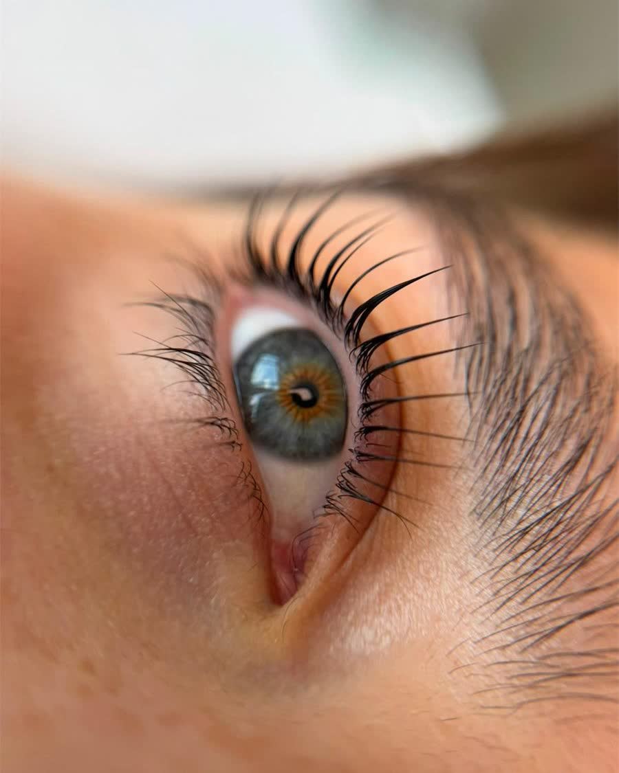 Laminare gene (lash lift) – rezultat de aproape