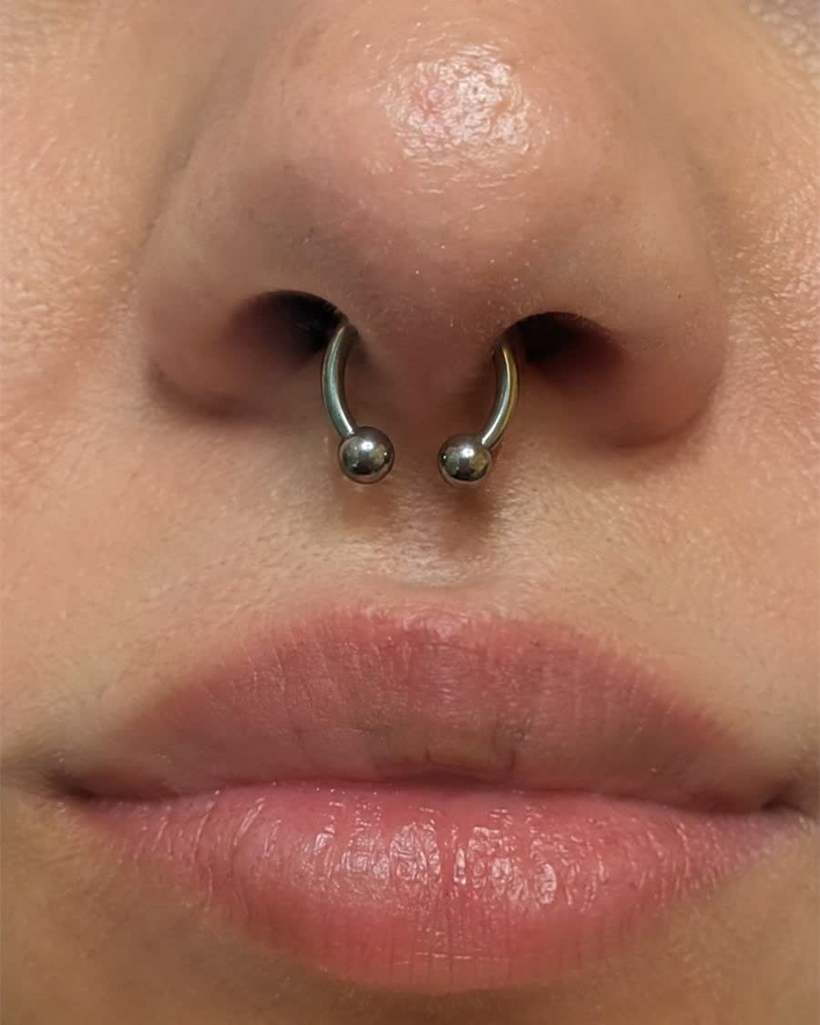 Piercing septum cu bijuterie din titan – Salon Venus Sibiu