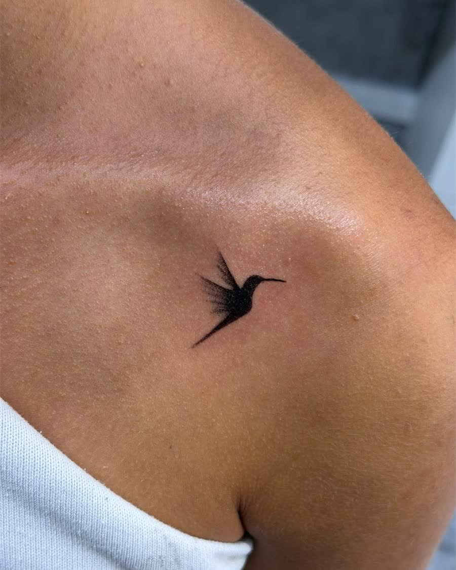 Tatuaj minimalist colibri – Salon Venus Sibiu