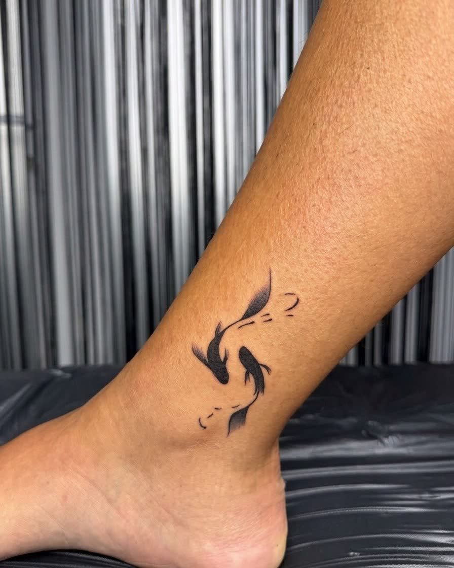 Tatuaj fine line pești – Nik Radu, Sibiu