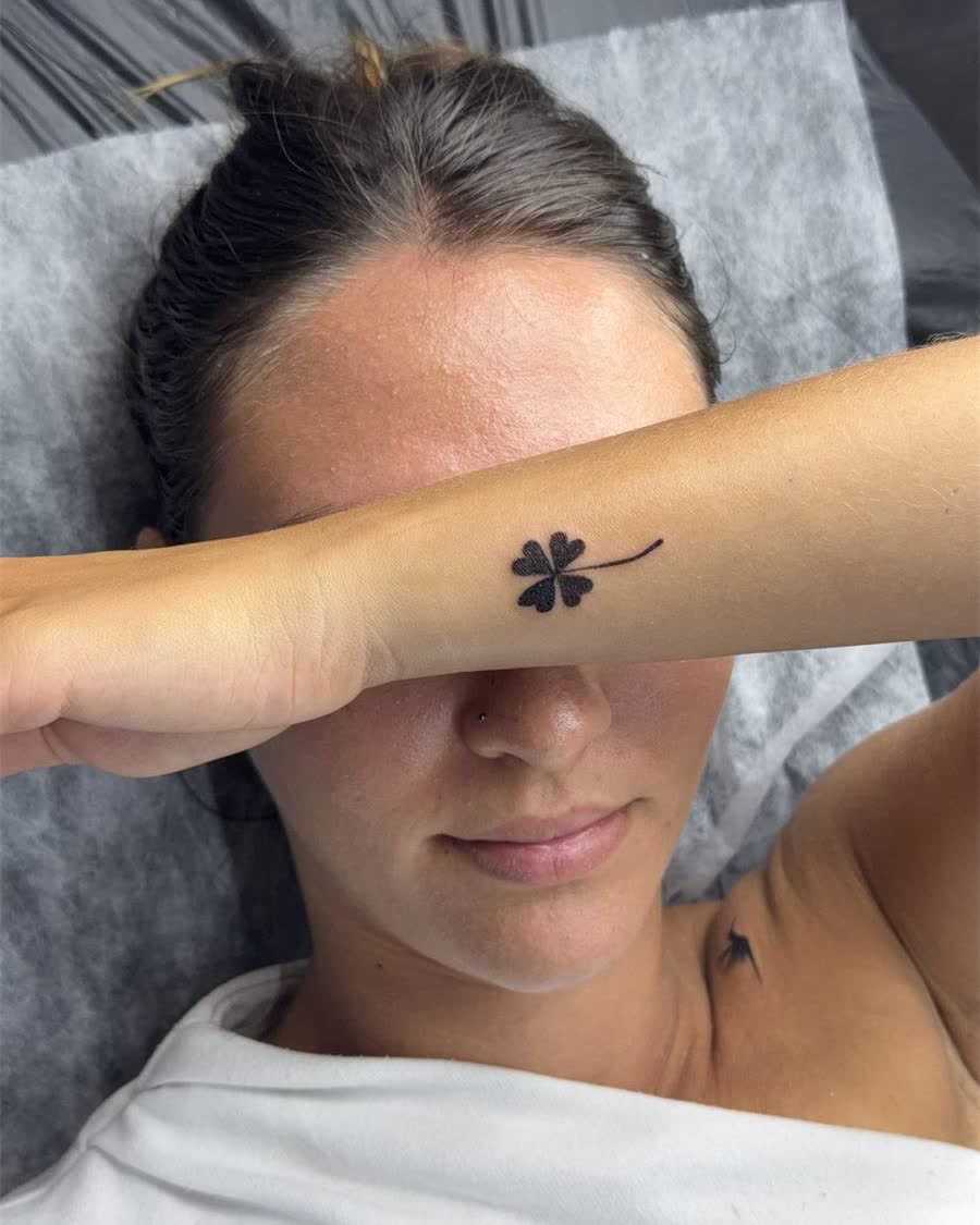 Micro tatuaj trifoi – tatuaje minimaliste Sibiu