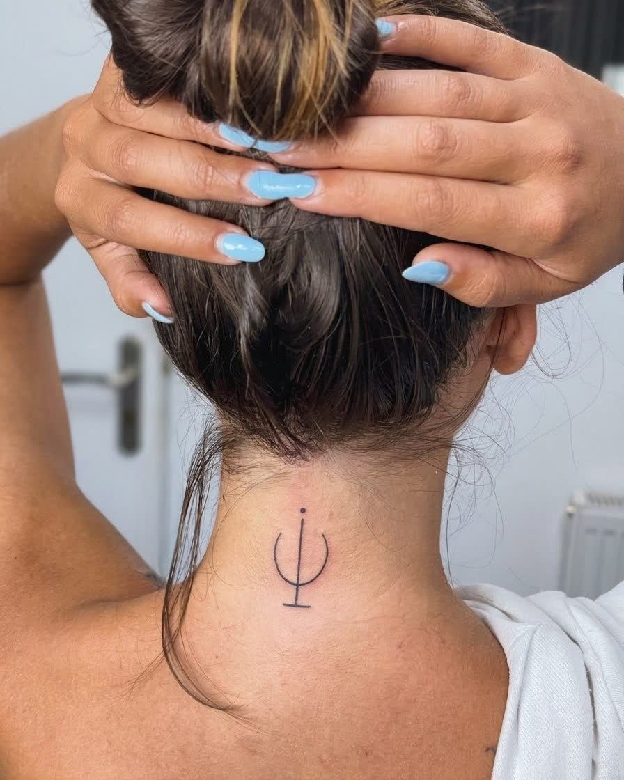 Tatuaj minimalist pe ceafă, fine line – Salon Venus, Cartierul Arhitecților